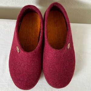 Wool Fit Women’s Sz 6.5 w/ leather sole slippers Felted wool Boho Cottage core